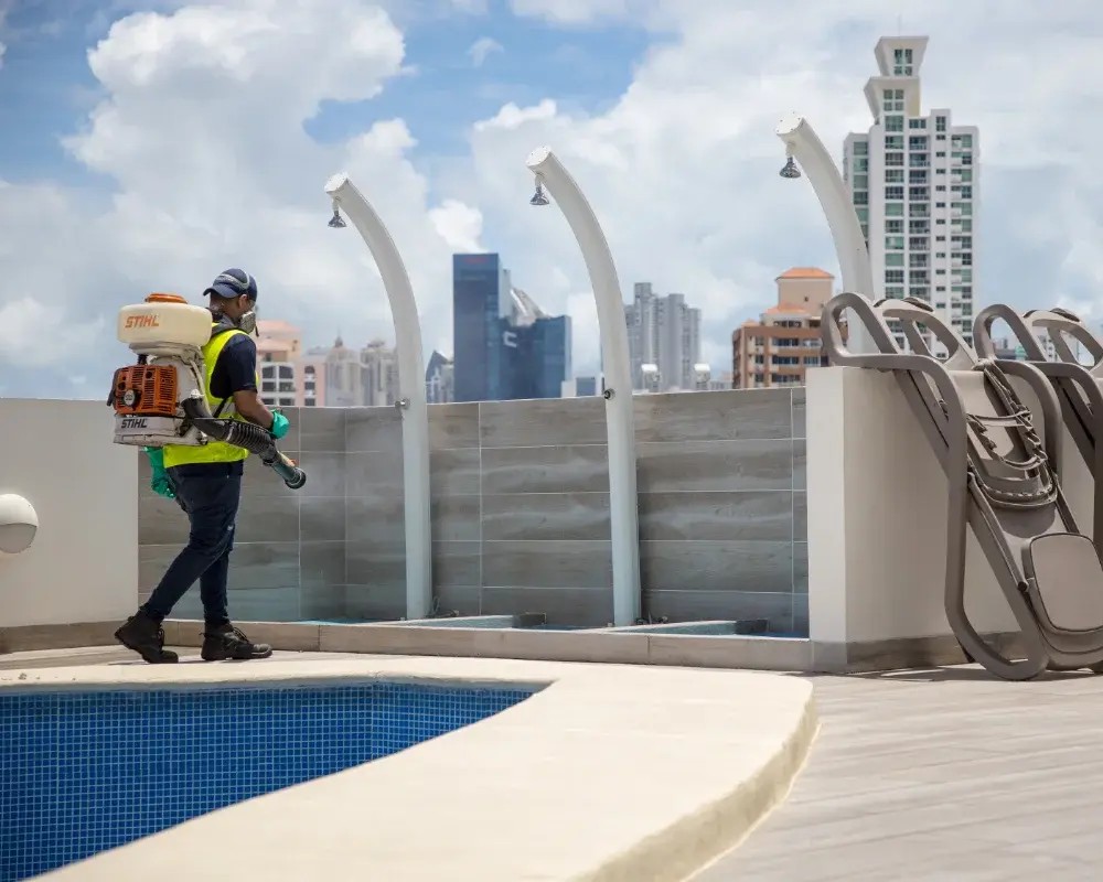 Técnico de Fumi Express aplicando tratamiento en un espacio comercial