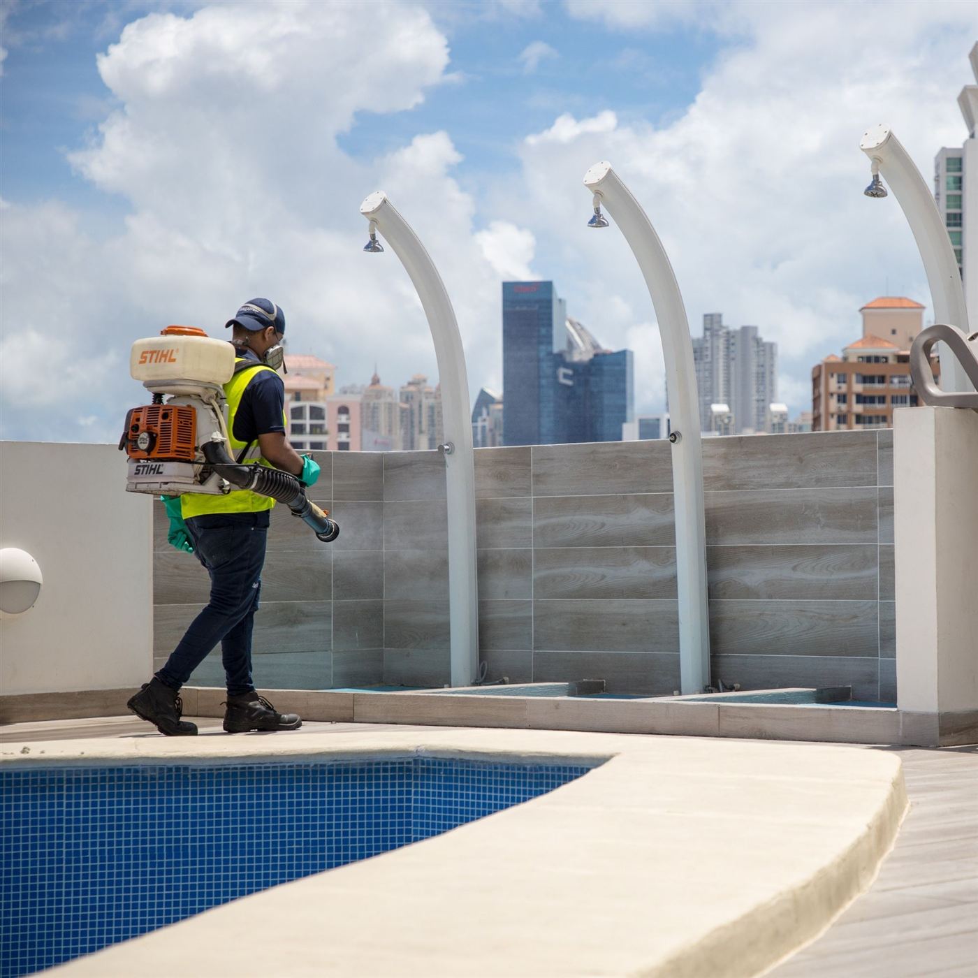 Técnico de Fumi Express aplicando tratamiento en una azotea con piscina